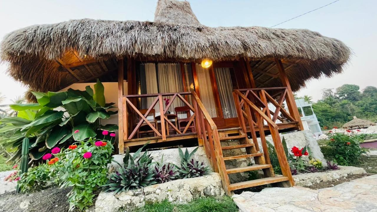 Three Queen Villa And Homestay Waikabubak Exterior photo